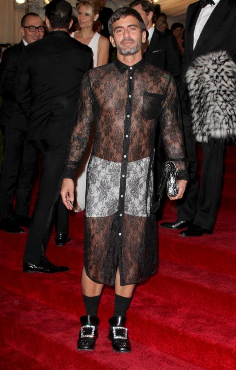 FOTO! Marc Jacobs, imbracat ca pe "centura"