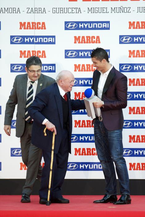 Trecutul si prezentul si-au dat mana la Real Madrid! Ronaldo, premiat de Di Stefano