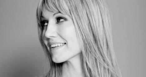 Blondă, frumoasă şi SEXY! Ai vrea să-ţi conducă ţara? Uite cum arată această candidată la preşedinţie!