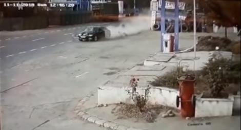 Momentul în care tânărul drogat intră cu mașina în oameni, la Brăila, surprins de camerele de supraveghere! Zece persoane au fost rănite! 