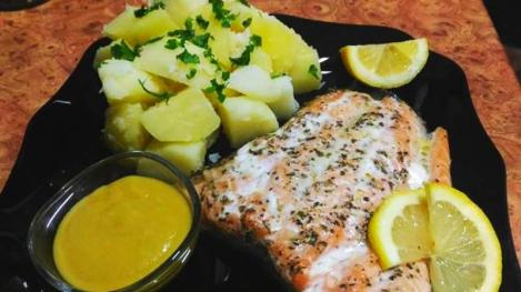Cum se face cea mai simplă rețetă de file de somon cu cartofi și sos de muștar cu miere! Un deliciu de milioane, în doar 30 de minute