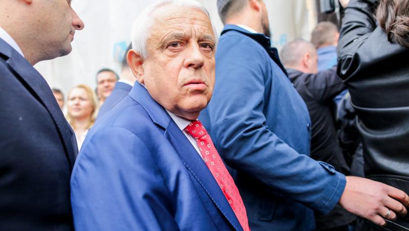 petre daea imbracat intr-un costum albastru cu cravata rosie