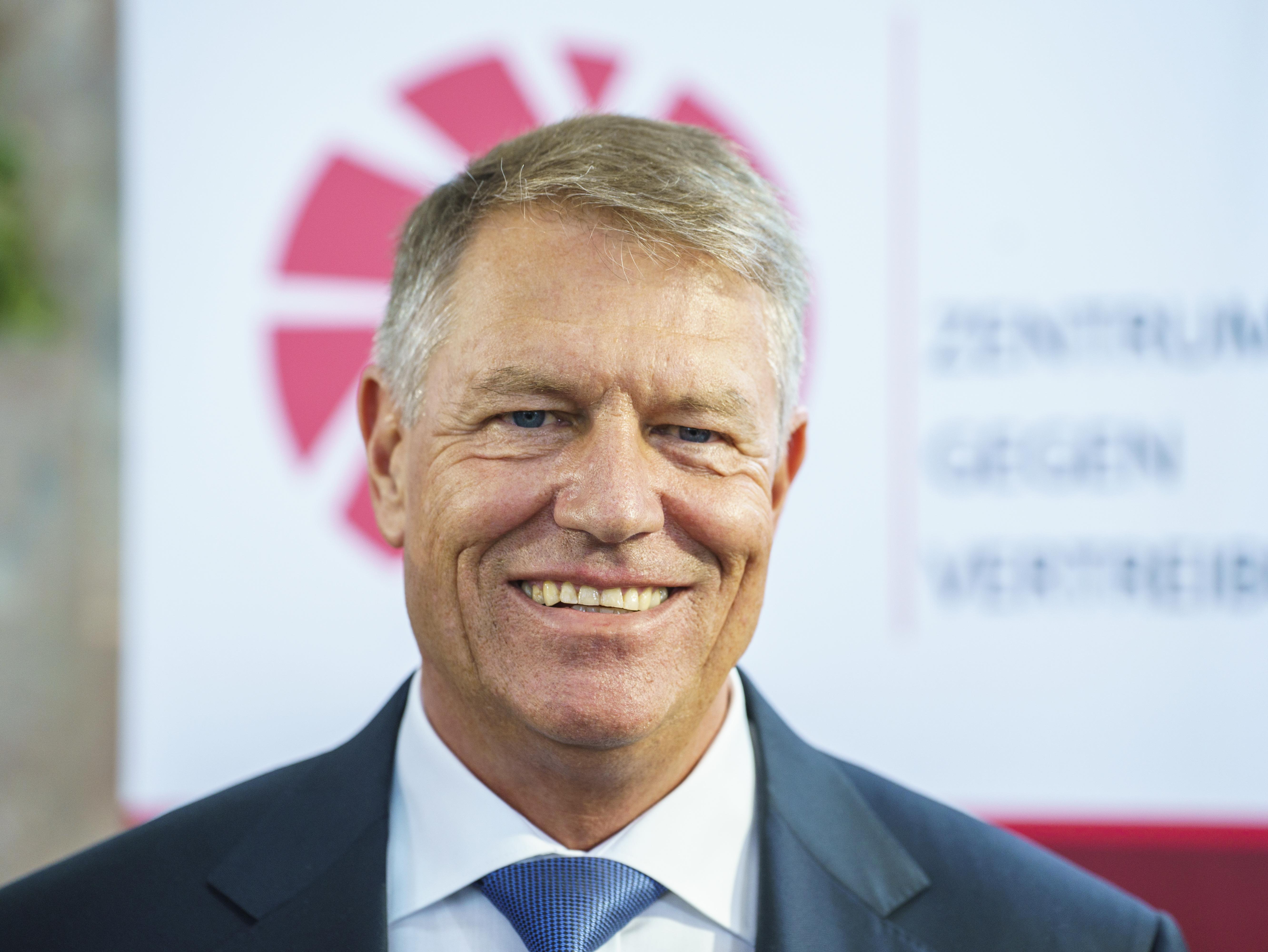 Cum arată noua frizură a lui Klaus Iohannis. Președintele României și-a schimbat look-ul și a povocat o serie de reacții acide