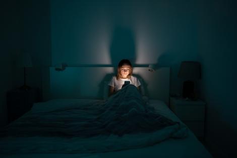 Cercetătorii trag un semnal de alarmă în ceea ce privește timpul petrecut cu ochii în telefon. Ce efect nociv are lumina albastră