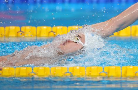 Denis Popescu, calificat în semifinelele probei de 50 m spate, la Campionatele Europene de Înot. Cursa, în AntenaPLAY, la 20:03