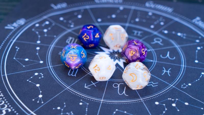 Tablă cu roata zodiacului și zaruri cu semnele zodiilor