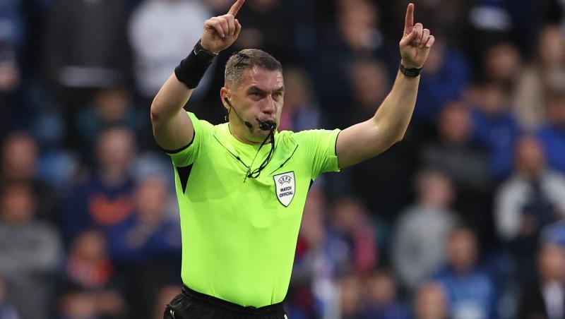 imagine cu arbitrul Istvan Kovacs in timpul unui meci de fotbal