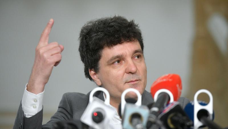 Nicușor Dan și-a arătat diploma de Bacalaureat, după apariția unui fals pe internet. Ce note a luat la examene